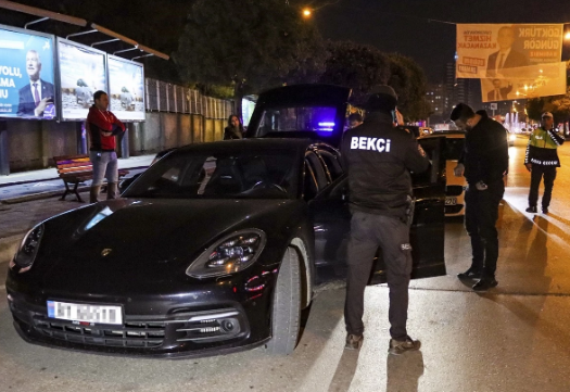 ADANA'DA YAPILAN ASAYİŞ UYGULAMASINDA 1 KİŞİ YAKALANDI, 4,5 GRAM ESRAR ELE GEÇİRİLDİ