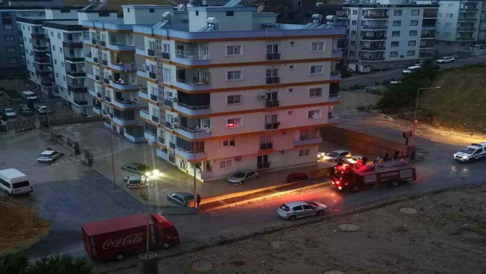 Mersin’de yağmur etkili oldu, onlarca araç sular içinde kaldı