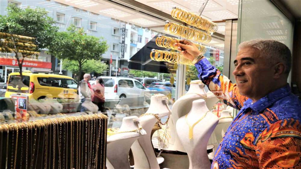40 YIL ÖNCE KÖYDEKİ MARKETTE KURDUĞU HAYALİNİ ŞEHİRDE GERÇEKLEŞTİRMENİN GURURUNU TAŞIYOR
