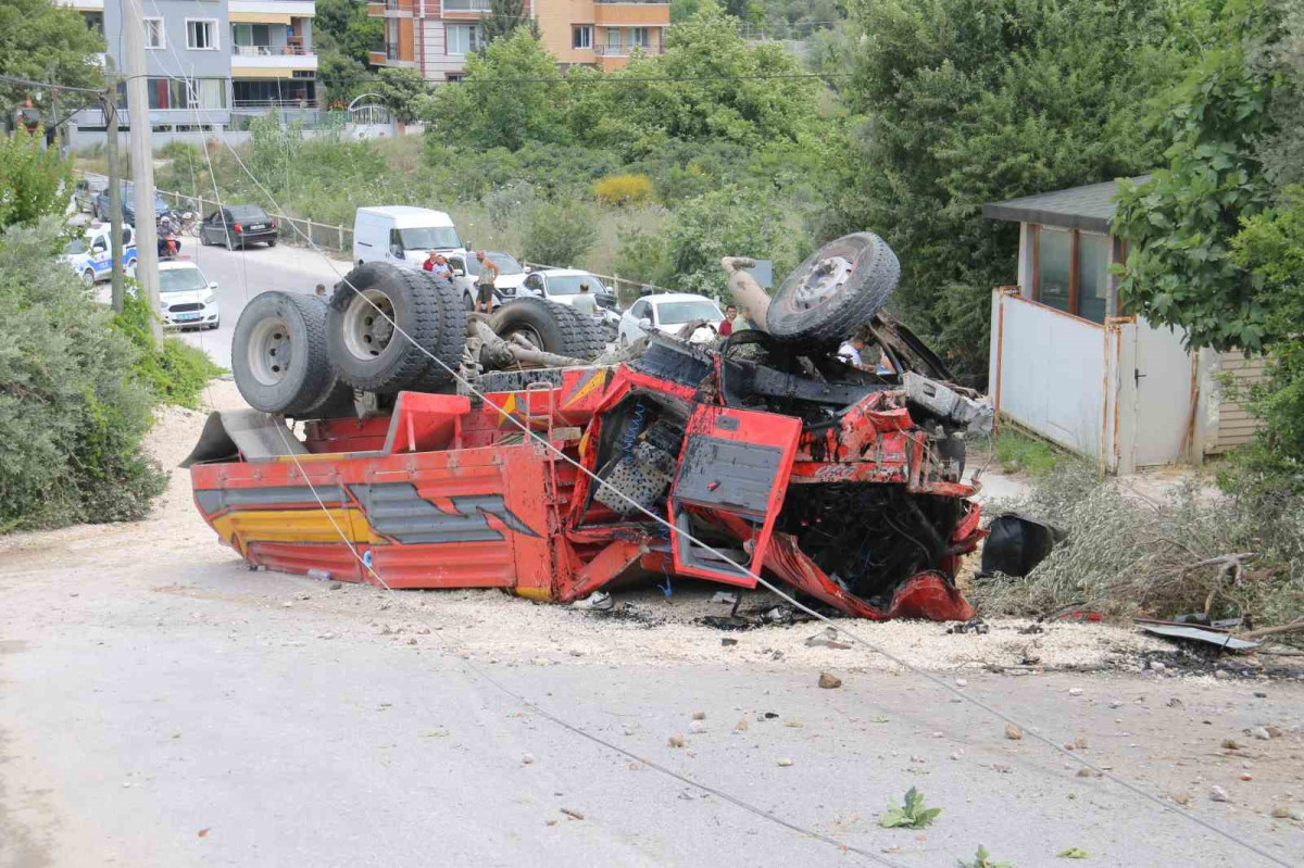 TAKLA ATARAK HURDAYA DÖNEN HAFRİYAT KAMYONUN SÜRÜCÜSÜ YARALANDI