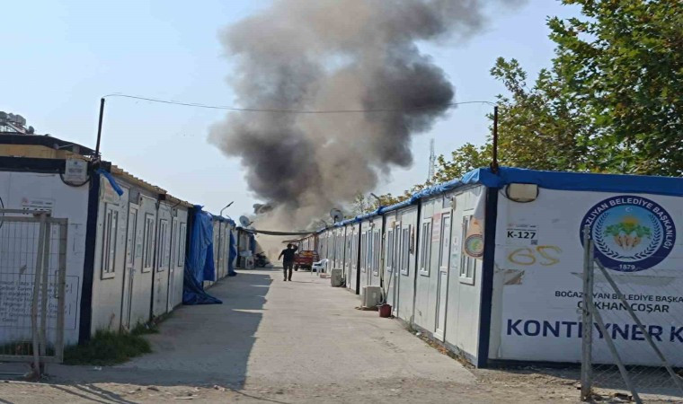 DEPREMZEDE VATANDAŞLARIN YAŞADIĞI KONTEYNERLER ALEVLERE TESLİM OLDU