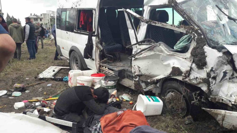 Mersin’de minibüs ile hafif ticari araç çarpıştı: 1 ölü, 9 yaralı