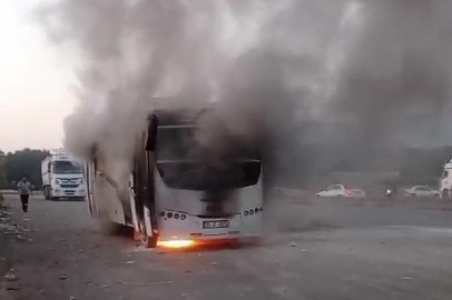 HATAY’DA SEYİR HALİNDEKİ SERVİS ARACI ALEV ALDI