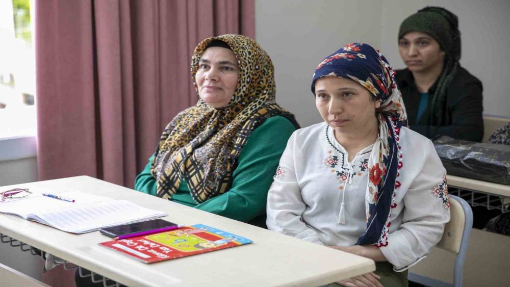 MERSİNLİ KADINLAR BELEDİYE KURSLARIYLA OKUMA YAZMA ÖĞRENİYOR