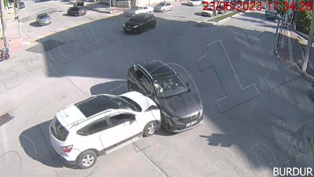 BURDUR’DAKİ TRAFİK KAZALARI GÜVENLİK KAMERALARINA YANSIDI