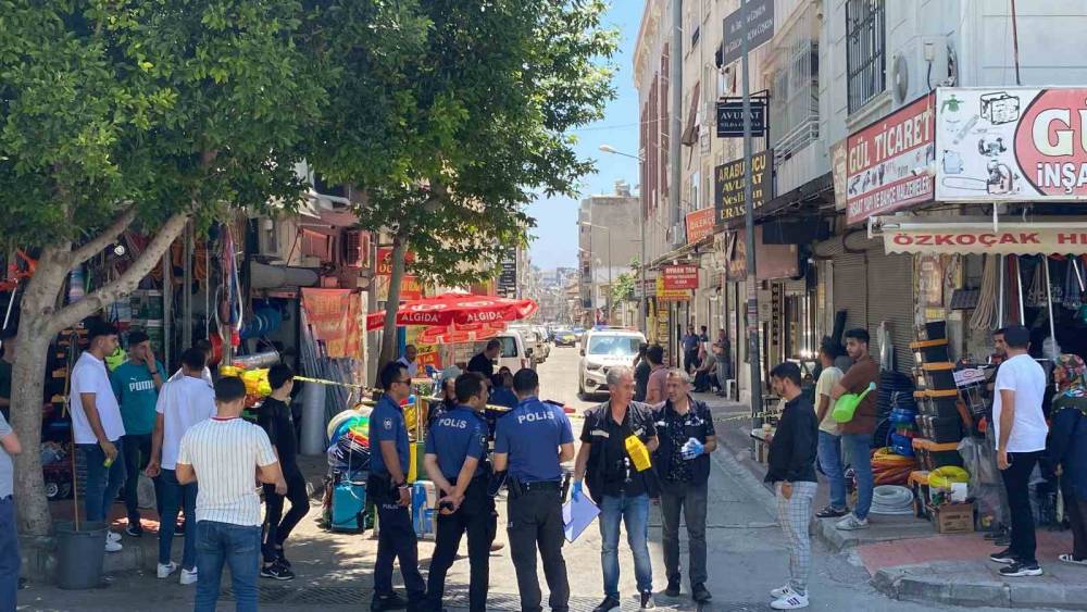 ADLİYE KARŞISINDA SİLAHLI KAVGA: 1 YARALI