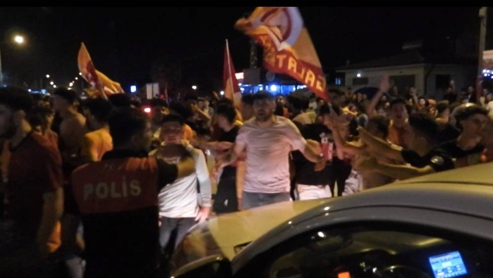 İLAÇLAMA ARACIYLA ŞAMPİYONLUK KUTLAMASI YAPAN TARAFTARLARIN ARASINA DALDI