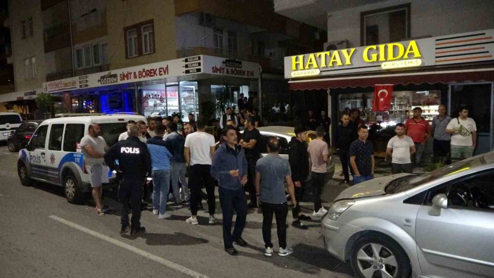 ZİNCİRLEME KAZA SONRASI KENDİLERİNİ SOKAĞA ATIP SİNEMA İZLER GİBİ İZLEDİLER