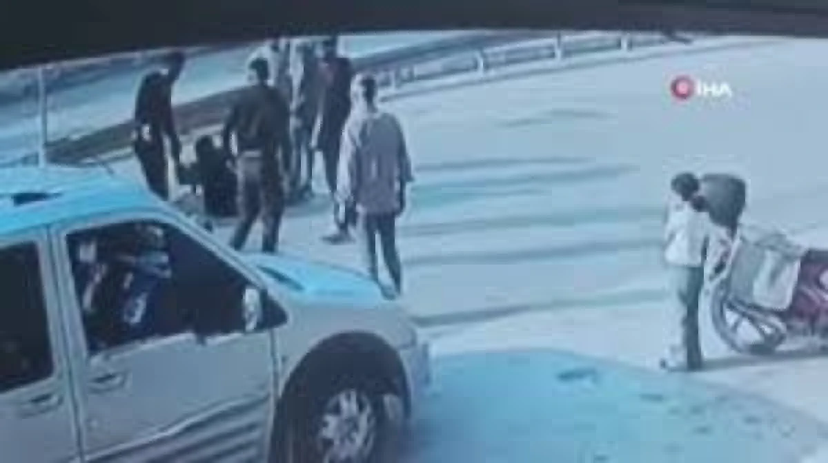 Hatay'da Motosiklet Sürücüsü Kapıya Çarptı, Kavga Çıktı