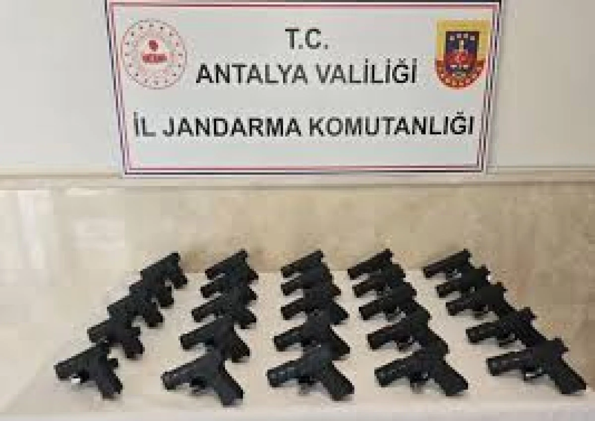 ANTALYA’DA RUHSATSIZ 21 TABANCA ELE GEÇİRİLDİ, 1 KIŞI TUTUKLANDI