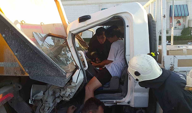 ANTALYA'DA 5 ARAÇ BİRBİRİNE GİRDİ, ARAÇTA SIKIŞANLARI İTFAİYE KURTARDI