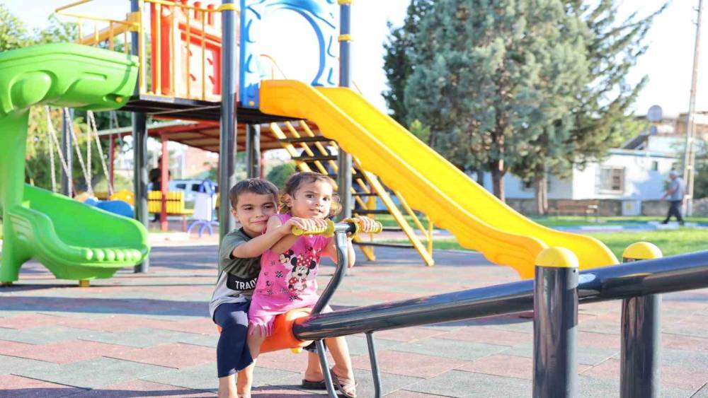 AKDENİZ’DE PARKLAR YENİLENİYOR