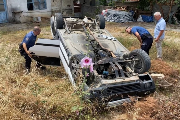 BOŞ ARAZİDE TERS DÖNEN OTOMOBİLDE YARALI ARADILAR