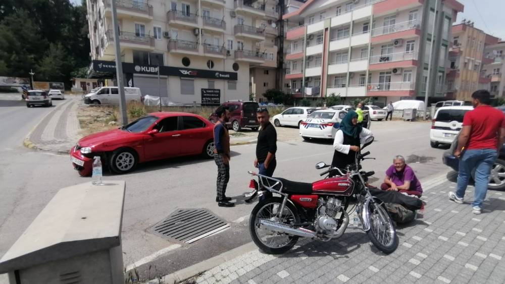 MOTOSİKLET OTOMOBİLLE ÇARPIŞTI: 1 YARALI