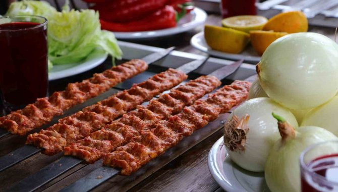 ADANA SICAĞI BESİN ZEHİRLENMESİ VAKALARINI ARTTIRDI