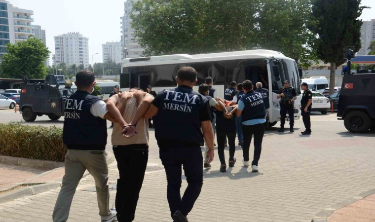 TERÖR HALAYI ÇEKEN GRUBA POLİS MİNİBÜSÜNDE 'ÖLÜRÜM TÜRKİYEM' ŞARKISI DİNLETİLDİ