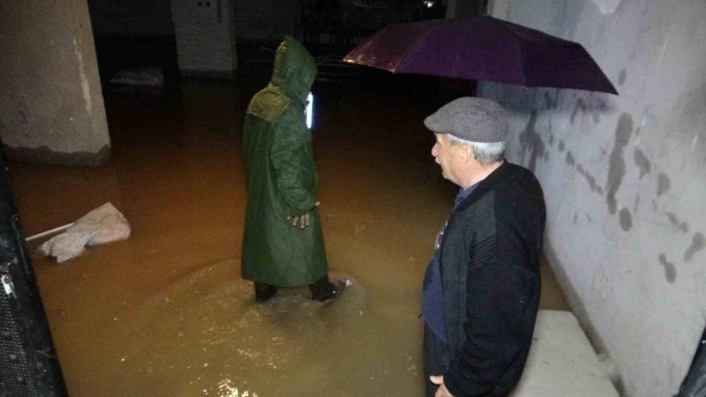 Mersin’i dolu ve sağanak yağış vurdu, yakınlarına yıldırım düşen vatandaşın panik anları kameralara yansıdı
