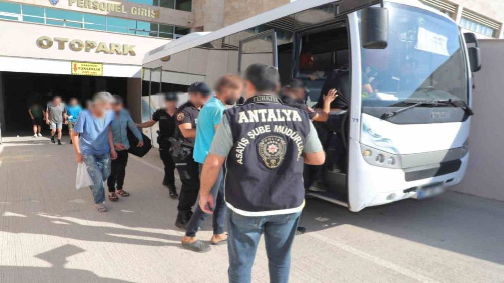 Antalya’da aranan 63 zanlı yakalandı