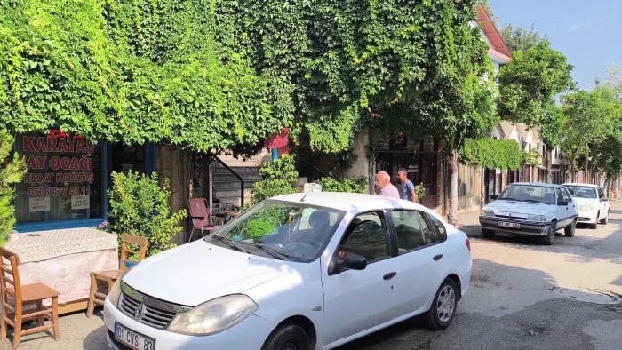 "Ölüler Kıraathanesi" Kozan'ın "hafıza duvarı" oldu...