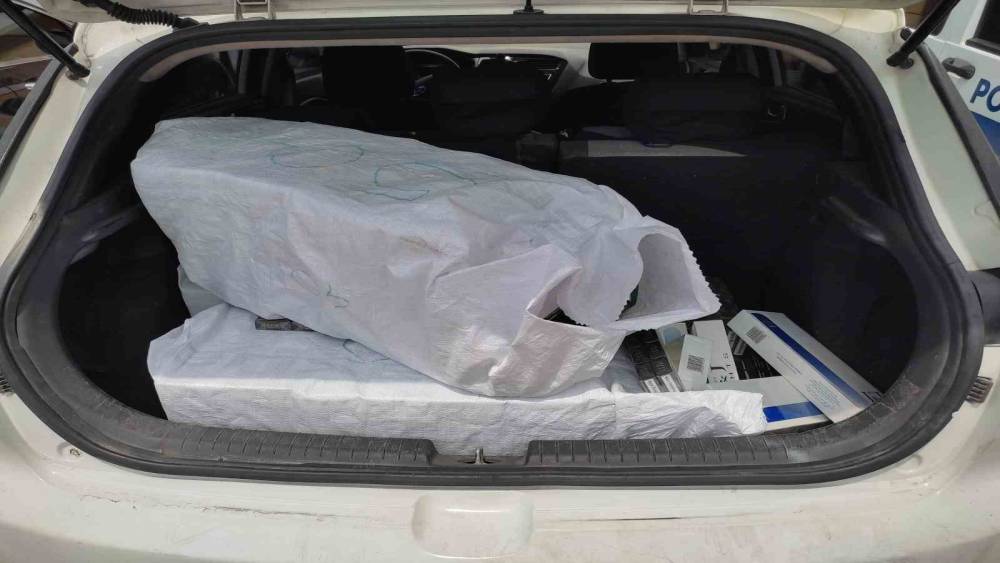 OTOMOBİLDEKİ ÇUVALDAN BİN 500 PAKET KAÇAK SİGARA ÇIKTI