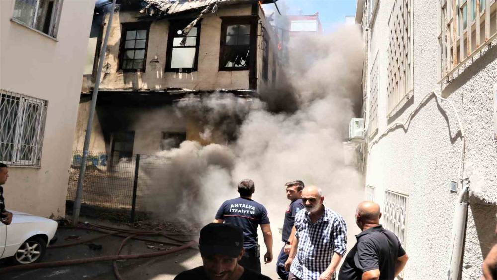 İTFAİYE ERLERİNİN SÖNDÜRÜRKEN ÖLÜMDEN DÖNDÜĞÜ METRUK BİNA YANGINI MUHTARI DA İSYAN ETTİRDİ