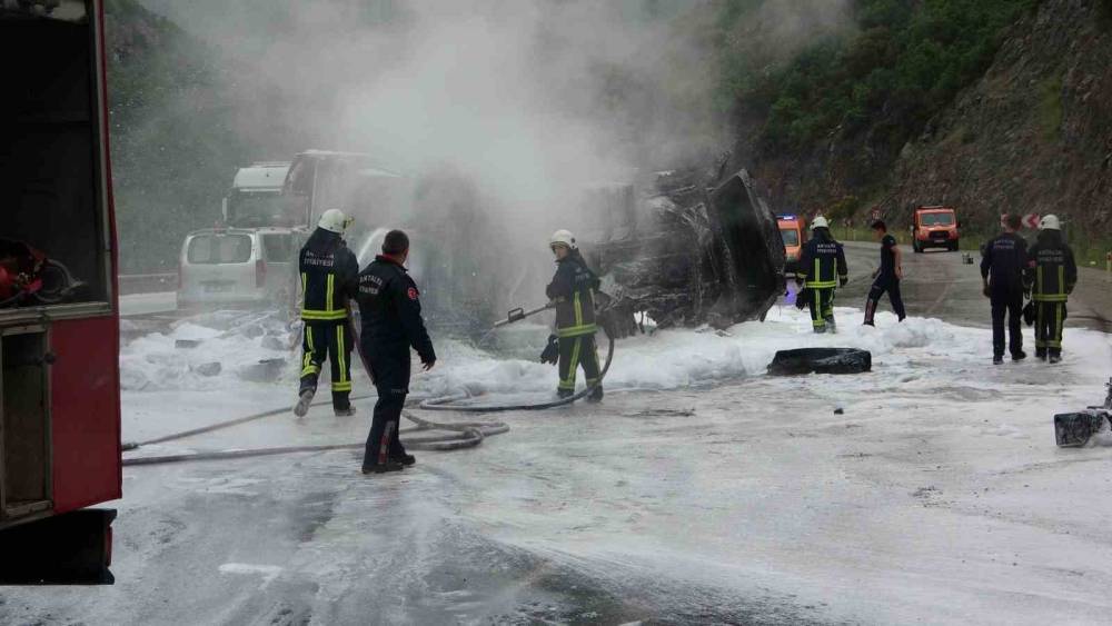 FRENİ BOŞALAN KİMYASAL YÜKLÜ TIR ALEV ALEV YANDI, FACİADAN DÖNÜLDÜ