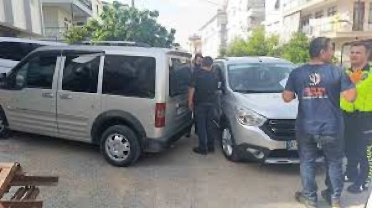 Manavgat'ta Seyir Halindeki Araç Park Halindeki Otomobile Çarptı