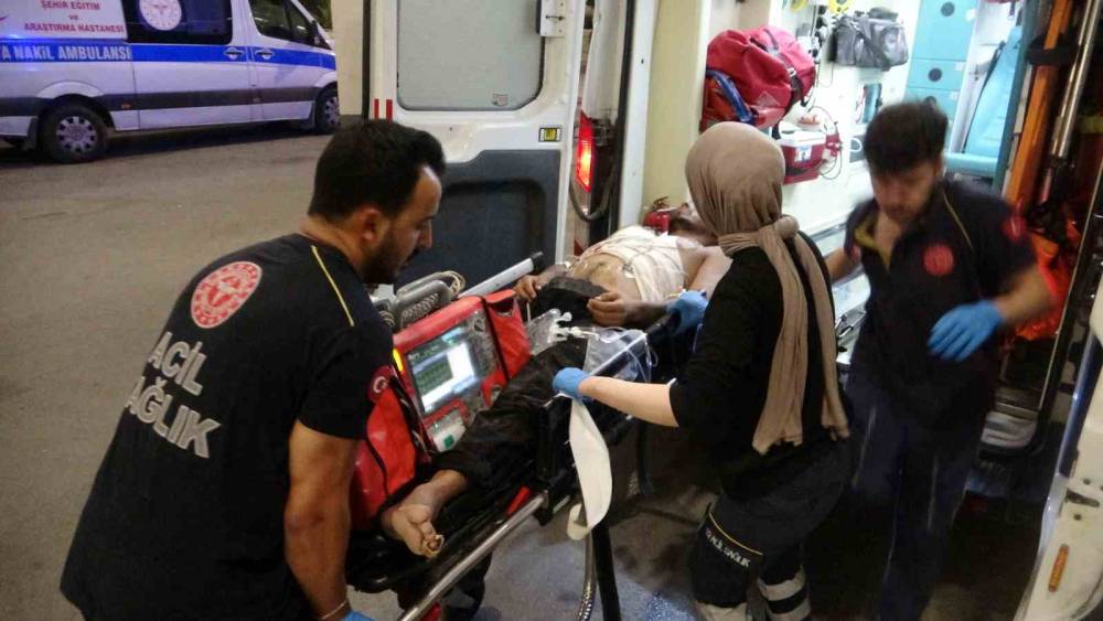 EVİNDE OTURDUĞU SIRADA İÇERİ GİREN ŞÜPHELİ TARAFINDAN VURULARAK AĞIR YARALANDI