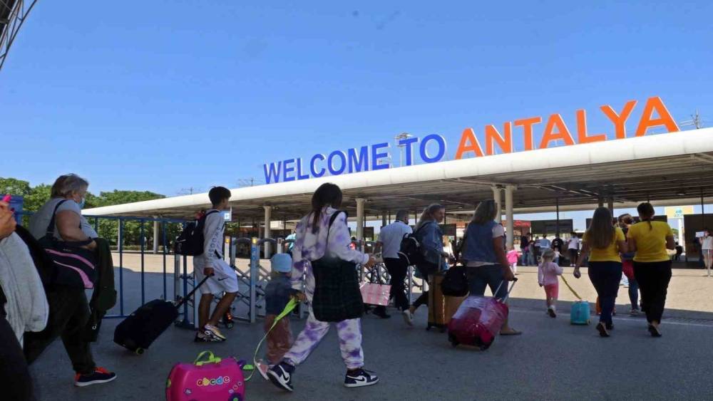 ANTALYA’YA HAVA YOLUYLA GELEN TURİST SAYISI 10 MİLYONU GEÇTİ