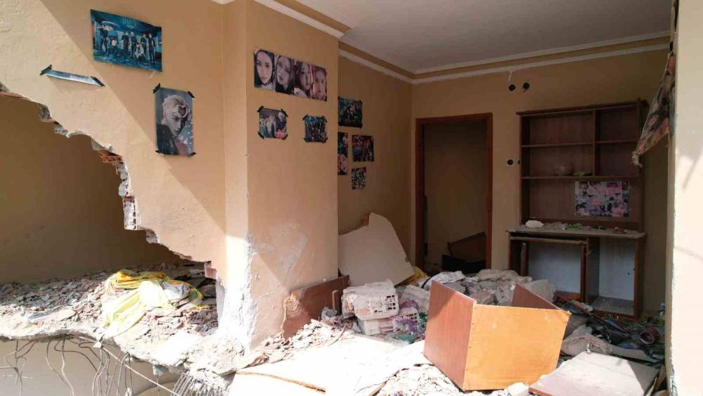 DEPREMDE YIKILAN BİNALARI GÖREN DUYGULANIYOR