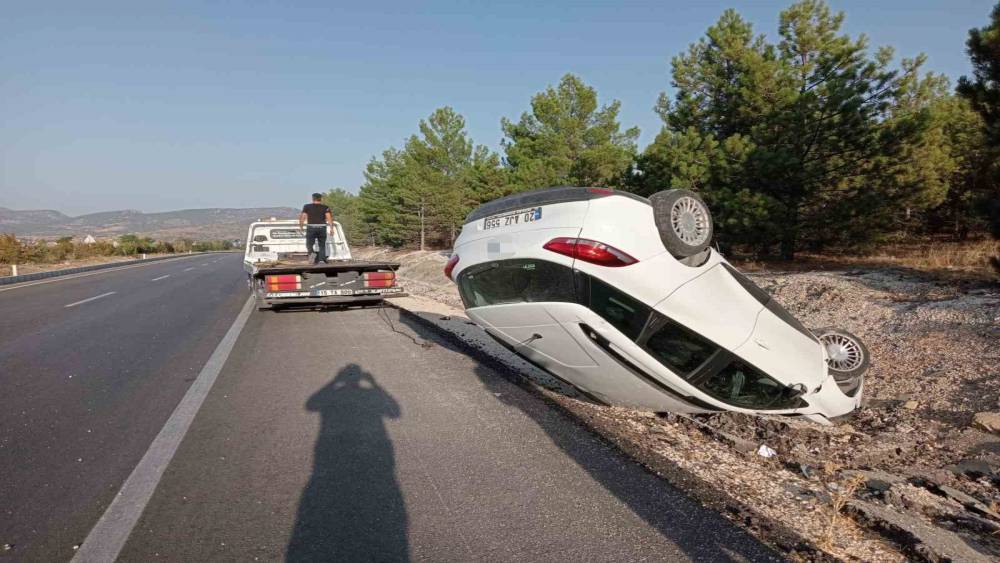 BURDUR’DA KONTROLDEN ÇIKAN OTOMOBİL TAKLA ATTI: 1 YARALI