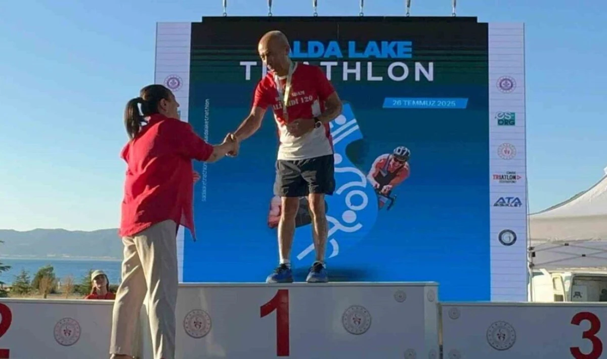 Salda Gölü'nde İlk Triatlon Etkinliği: 76 Yaşındaki Ali Bıdı Birinci Oldu