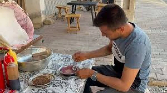 DAĞDAN KAR GETİRİP TATLANDIRDI, TABAĞINI 50 TL'DEN SATMAYA BAŞLADI