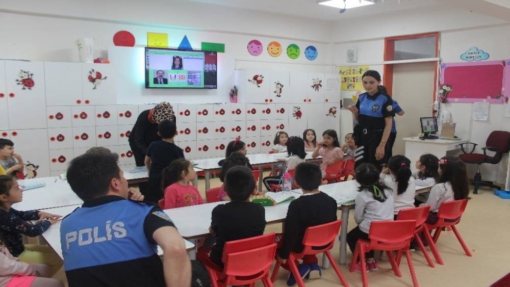 ISPARTA’DA TOPLUM DESTEKLİ POLİSLER VATANDAŞI BİLGİLENDİRDİ