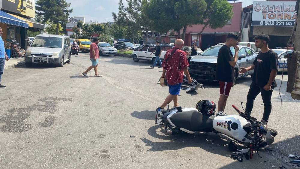 KAMYONETİN ALTINDA KALAN MOTOSİKLET SÜRÜCÜSÜ KASKI SAYESİNDE ÖLÜMDEN DÖNDÜ