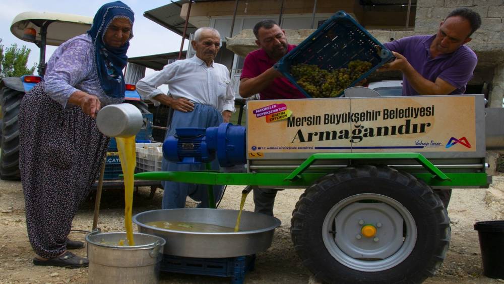 ÜZÜMLERİ MAKİNE SIKIYOR, ÜRETİCİ DİNLENİYOR