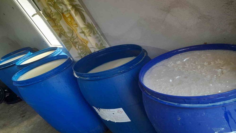 Banyo ve tuvalette üretilen 3 bin 390 litre sahte içki ele geçirildi
