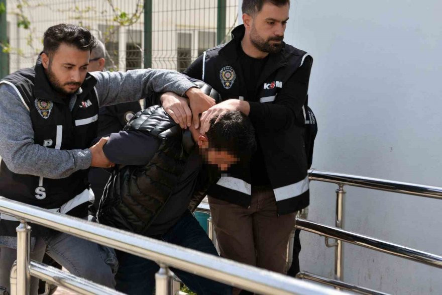 SİLAH KAÇAKÇILIĞINDA KIZINI DA KULLANAN BABAYA OPERASYON: 30 ADET TABANCA ELE GEÇİRİLDİ