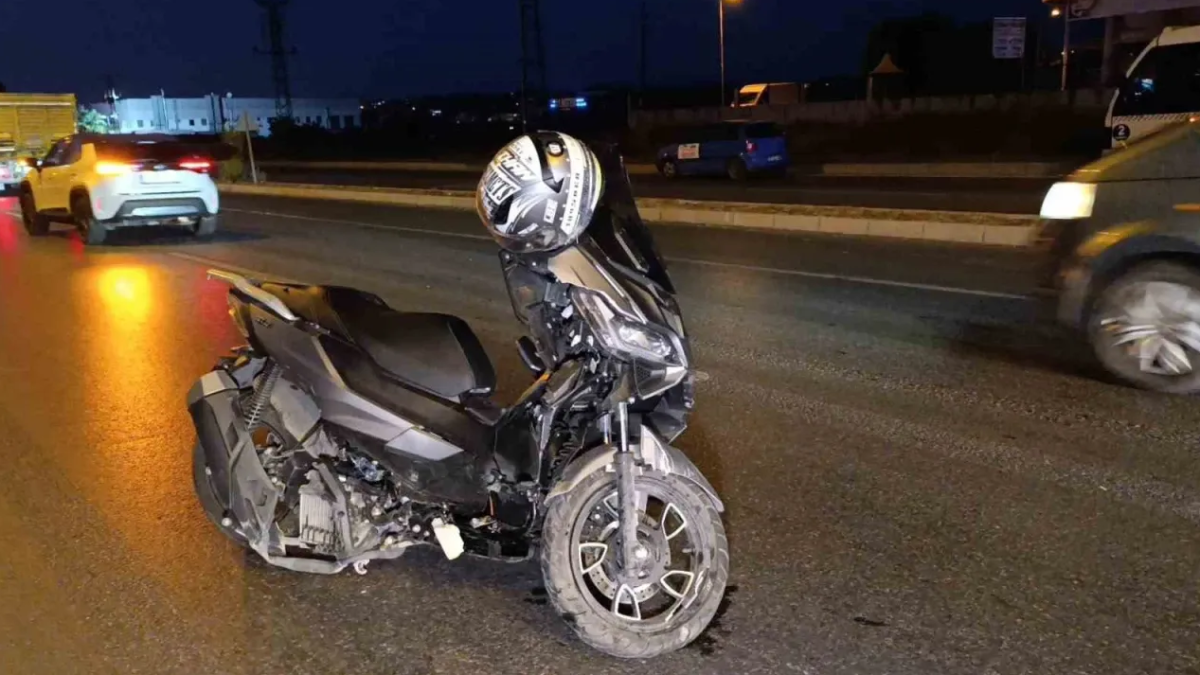 MOTOSİKLET MİNİBÜSLE ÇARPIŞTI: 2 YARALI