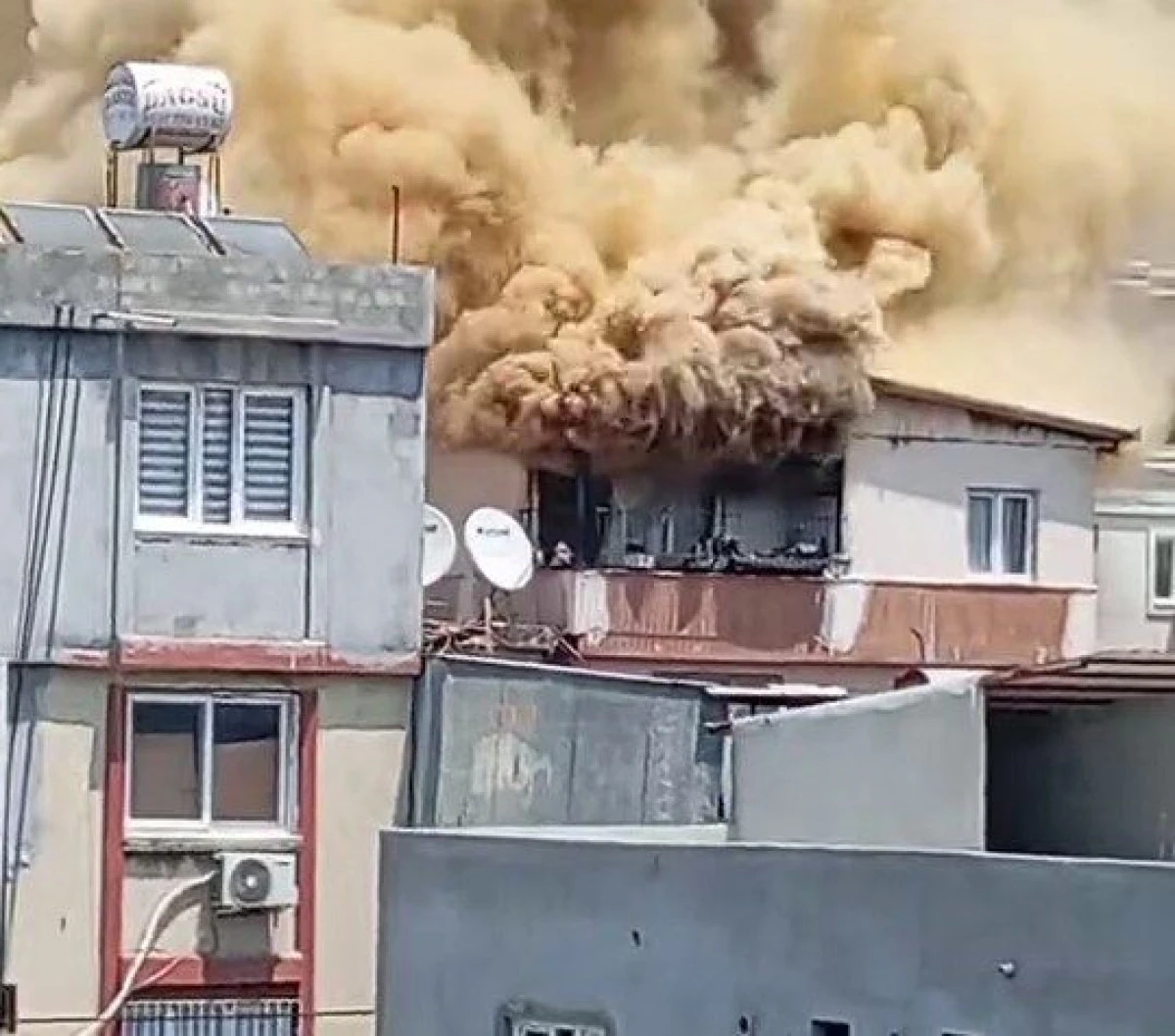 Adana'da Elektrik Kontağından Yangın Çıktı