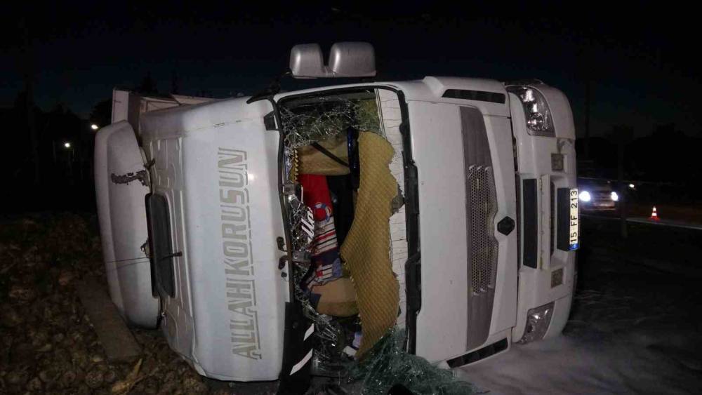 BURDUR’DA DEVRİLEN PANCAR YÜKLÜ TIRIN SÜRÜCÜSÜ 1 HAFTADIR VERDİĞİ YAŞAM SAVAŞINI KAYBETTİ