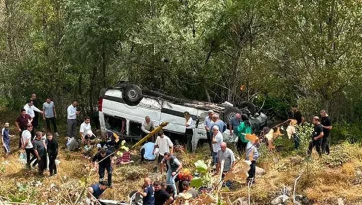 SİVAS'TA YOLCU MİNİBÜSÜ ŞARAMPOLE DEVRİLDİ: 4 ÖLÜ, 10 YARALI