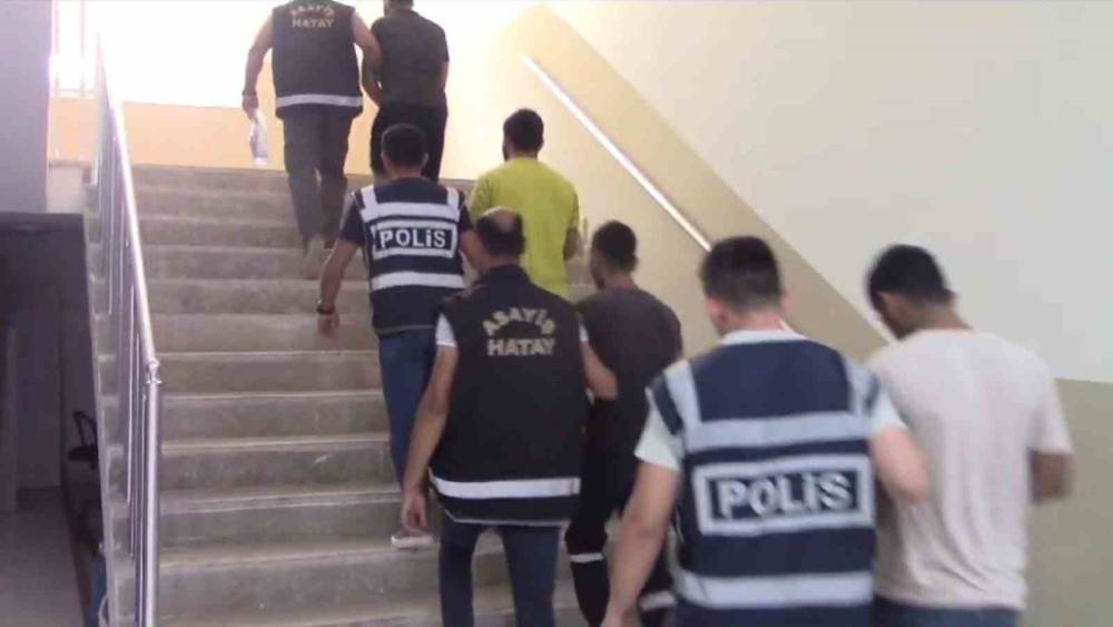 DEPREM BÖLGESİNDE HIRSIZLIK YAPAN 10 ŞÜPHELİ YAKALANDI