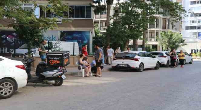 ADANA'DA DEPREM SONRASI KİMİ VALİZİNİ, KİMİ BEBEĞİNİ ALIP SOKAĞA KOŞTU