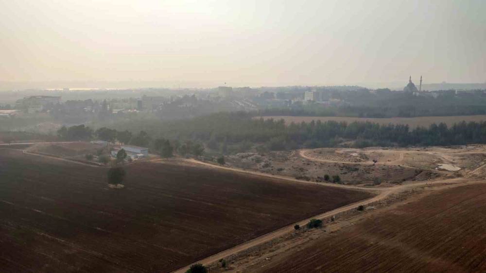 BİLİNÇSİZ ÇİFTÇİNİN YAKTIĞI ANIZ, ADANA’YI BOĞUYOR