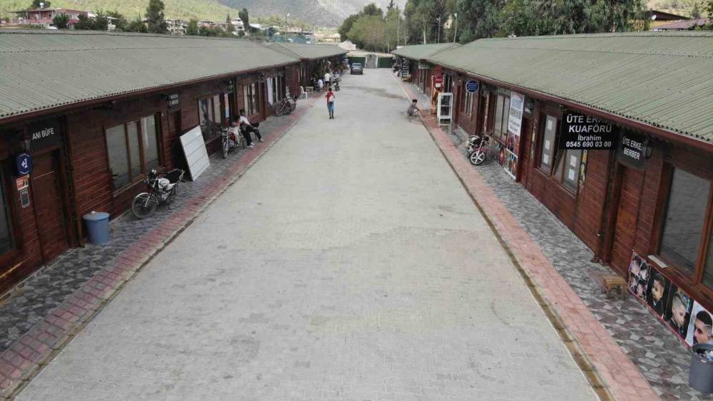 ASRIN FELAKETİNDE İŞ YERLERİNİ KAYBEDEN ESNAF, DEPREM ÇARŞISINDA MÜCADELESİNİ SÜRDÜRÜYOR