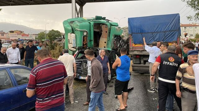 AFYONKARAHİSAR'DA 9 ARAÇLI ZİNCİRLEME KAZA KAMERADA: 2 ÖLÜ, 12 YARALI