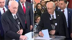OYUNU ANKARA'DA KULLANAN BAHÇELİ'NİN YÜZÜNDEKİ MORLUK VE ŞİŞLİKLER DİKKAT ÇEKTİ