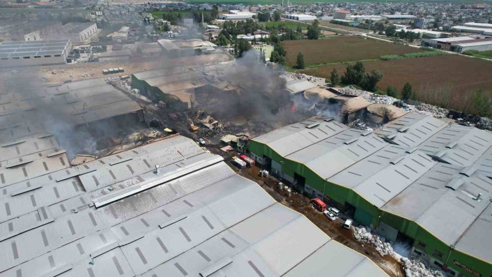 ADANA’DA 18 İŞ YERİNE SIÇRAYAN YANGININ TAHRİBATI DRON İLE GÖRÜNTÜLENDİ