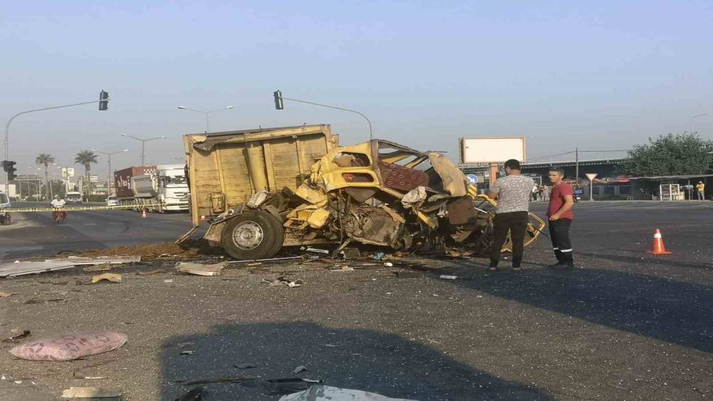 Mersin’de 2 kişinin öldüğü, 27 kişinin yaralandığı feci kaza kamerada
